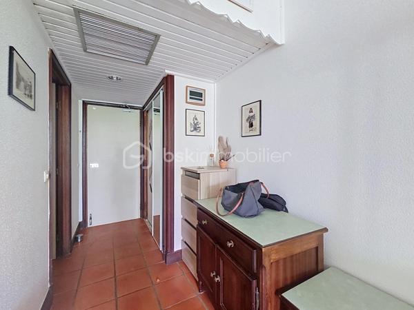 NOUVEAUTE 
Delphine MIRANDA pour BSK Immobilier 

Anse des Rochers , célèbre site de résidence vacances voué à la location saisonnière doté d'une cocoteraie de 7 hectares, un service de gardiennage, un cours de tennis, une piscine à débordement vue mer (la + grande de Guadeloupe) un accès plage direct et son restaurant .
Je vous propose à la vente cette nouveauté un appartement et son local lingerie (rare à la vente) totalisant une surface de 32,94 m2.
L'appartement est situé au deuxième et dernier étage il bénéficie d'une entrée avec placard de rangements, une salle de bains avec baignoire et toilettes, une pièce à vivre / chambre et une loggia avec cuisine (double ouvertures avec volets roulants) avec une vue dégagée.
Il est vendu meublé . 
La valeur ajoutée de cet appartement est qu'il possède un local lingerie de 4 m2 (rare dans la résidence) sur le pallier permettant le stockage de vos affaires personnelles ou de la conciergerie si vous souhaitez exploiter l'appartement en saisonnier.
Pour plus d'informations, n'hésitez pas à me contacter par appel ou message whatsapp de préférence, demander la vidéo !