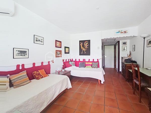 NOUVEAUTE 
Delphine MIRANDA pour BSK Immobilier 

Anse des Rochers , célèbre site de résidence vacances voué à la location saisonnière doté d'une cocoteraie de 7 hectares, un service de gardiennage, un cours de tennis, une piscine à débordement vue mer (la + grande de Guadeloupe) un accès plage direct et son restaurant .
Je vous propose à la vente cette nouveauté un appartement et son local lingerie (rare à la vente) totalisant une surface de 32,94 m2.
L'appartement est situé au deuxième et dernier étage il bénéficie d'une entrée avec placard de rangements, une salle de bains avec baignoire et toilettes, une pièce à vivre / chambre et une loggia avec cuisine (double ouvertures avec volets roulants) avec une vue dégagée.
Il est vendu meublé . 
La valeur ajoutée de cet appartement est qu'il possède un local lingerie de 4 m2 (rare dans la résidence) sur le pallier permettant le stockage de vos affaires personnelles ou de la conciergerie si vous souhaitez exploiter l'appartement en saisonnier.
Pour plus d'informations, n'hésitez pas à me contacter par appel ou message whatsapp de préférence, demander la vidéo !