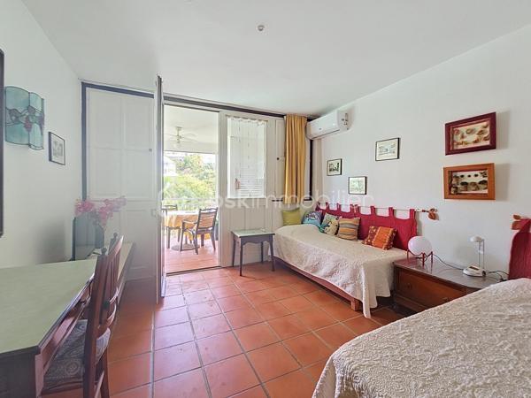 NOUVEAUTE 
Delphine MIRANDA pour BSK Immobilier 

Anse des Rochers , célèbre site de résidence vacances voué à la location saisonnière doté d'une cocoteraie de 7 hectares, un service de gardiennage, un cours de tennis, une piscine à débordement vue mer (la + grande de Guadeloupe) un accès plage direct et son restaurant .
Je vous propose à la vente cette nouveauté un appartement et son local lingerie (rare à la vente) totalisant une surface de 32,94 m2.
L'appartement est situé au deuxième et dernier étage il bénéficie d'une entrée avec placard de rangements, une salle de bains avec baignoire et toilettes, une pièce à vivre / chambre et une loggia avec cuisine (double ouvertures avec volets roulants) avec une vue dégagée.
Il est vendu meublé . 
La valeur ajoutée de cet appartement est qu'il possède un local lingerie de 4 m2 (rare dans la résidence) sur le pallier permettant le stockage de vos affaires personnelles ou de la conciergerie si vous souhaitez exploiter l'appartement en saisonnier.
Pour plus d'informations, n'hésitez pas à me contacter par appel ou message whatsapp de préférence, demander la vidéo !