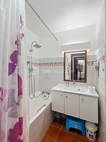 NOUVEAUTE 
Delphine MIRANDA pour BSK Immobilier 

Anse des Rochers , célèbre site de résidence vacances voué à la location saisonnière doté d'une cocoteraie de 7 hectares, un service de gardiennage, un cours de tennis, une piscine à débordement vue mer (la + grande de Guadeloupe) un accès plage direct et son restaurant .
Je vous propose à la vente cette nouveauté un appartement et son local lingerie (rare à la vente) totalisant une surface de 32,94 m2.
L'appartement est situé au deuxième et dernier étage il bénéficie d'une entrée avec placard de rangements, une salle de bains avec baignoire et toilettes, une pièce à vivre / chambre et une loggia avec cuisine (double ouvertures avec volets roulants) avec une vue dégagée.
Il est vendu meublé . 
La valeur ajoutée de cet appartement est qu'il possède un local lingerie de 4 m2 (rare dans la résidence) sur le pallier permettant le stockage de vos affaires personnelles ou de la conciergerie si vous souhaitez exploiter l'appartement en saisonnier.
Pour plus d'informations, n'hésitez pas à me contacter par appel ou message whatsapp de préférence, demander la vidéo !