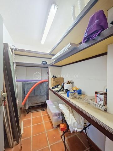 NOUVEAUTE 
Delphine MIRANDA pour BSK Immobilier 

Anse des Rochers , célèbre site de résidence vacances voué à la location saisonnière doté d'une cocoteraie de 7 hectares, un service de gardiennage, un cours de tennis, une piscine à débordement vue mer (la + grande de Guadeloupe) un accès plage direct et son restaurant .
Je vous propose à la vente cette nouveauté un appartement et son local lingerie (rare à la vente) totalisant une surface de 32,94 m2.
L'appartement est situé au deuxième et dernier étage il bénéficie d'une entrée avec placard de rangements, une salle de bains avec baignoire et toilettes, une pièce à vivre / chambre et une loggia avec cuisine (double ouvertures avec volets roulants) avec une vue dégagée.
Il est vendu meublé . 
La valeur ajoutée de cet appartement est qu'il possède un local lingerie de 4 m2 (rare dans la résidence) sur le pallier permettant le stockage de vos affaires personnelles ou de la conciergerie si vous souhaitez exploiter l'appartement en saisonnier.
Pour plus d'informations, n'hésitez pas à me contacter par appel ou message whatsapp de préférence, demander la vidéo !