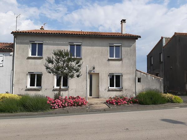 Maison de bourg 7 pieces dont 4 chambres a 5 minutes de Bressuire