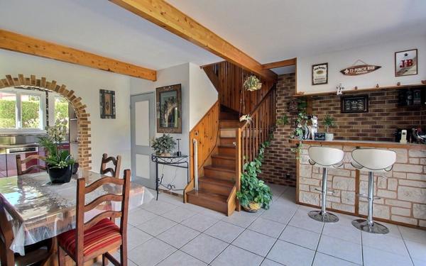 Maison à vendre    6 pièces •  Voisins-le-Bretonneux