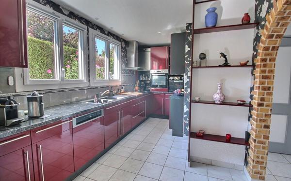 Maison à vendre    6 pièces •  Voisins-le-Bretonneux