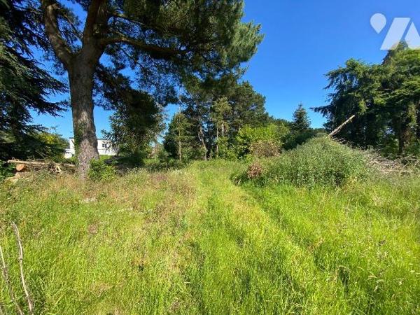 Centre bourg Pléhédel , terrain à bâtir de 1234 m²  située en retrait  par rapport à la rue, il...