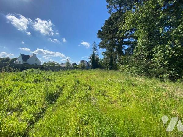 Centre bourg Pléhédel , terrain à bâtir de 1234 m²  située en retrait  par rapport à la rue, il...