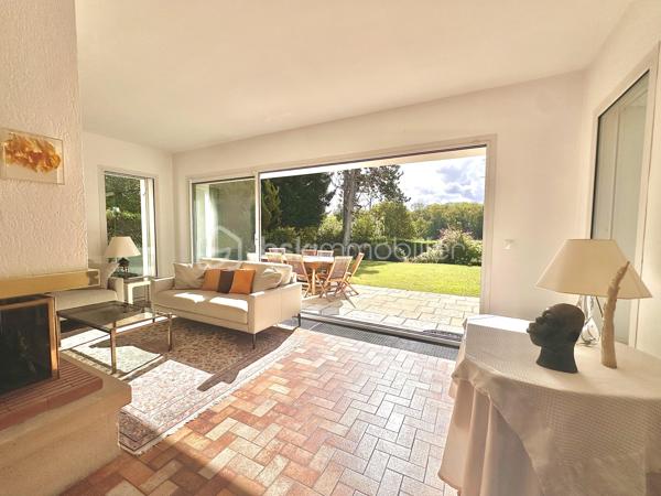 Exclusivité - Découvrez cette maison unique au cœur d’un cadre paisible et verdoyant, à deux pas de la forêt. Cette maison allie espace, lumière et fonctionnalité, offrant un havre de paix pour toute la famille.

Avec 180 m² de surface habitable répartis en 7 pièces, cette maison offre des espaces ouverts vers l’extérieur, idéal pour en profiter pleinement. 

Dès l’entrée, vous serez conquis par son ambiance accueillante et son organisation optimale. La maison se compose comme suit : 
Au Rez-de-chaussée :
•	Un salon baigné de lumière ouvrant sur un magnifique jardin, et son espace salle à manger convivial
•	Une cuisine aménagée et équipée, et pratique
À l’étage :
•	Une suite parentale avec bureau intégré, salle de douche avec toilettes et dressing
•	Trois chambres supplémentaires, une salle de bains et des toilettes séparées pour plus de confort

Des atouts majeurs de cette maison :
•	Salle de jeux pour les enfants ou un espace détente
•	Buanderie, cave et chaufferie 
•	Combles aménageables pour agrandir selon vos besoins
•	Garage pour plus de stockage
•	Arrosage automatique pour un jardin toujours verdoyant

L’emplacement est idéal au cœur de la forêt, et proche de toutes les commodités

Bus scolaire desservant le Lycée International, un vrai plus !

Performance énergétique à améliorer : grâce à l’installation d’une pompe à chaleur eau/air, le DPE passera de F à C, pour une maison plus économe et écologique

Ne manquez pas cette maison où bien-être, espace et nature se rencontrent pour offrir un cadre de vie exceptionnel !