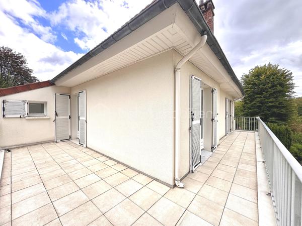 Exclusivité - Découvrez cette maison unique au cœur d’un cadre paisible et verdoyant, à deux pas de la forêt. Cette maison allie espace, lumière et fonctionnalité, offrant un havre de paix pour toute la famille.

Avec 180 m² de surface habitable répartis en 7 pièces, cette maison offre des espaces ouverts vers l’extérieur, idéal pour en profiter pleinement. 

Dès l’entrée, vous serez conquis par son ambiance accueillante et son organisation optimale. La maison se compose comme suit : 
Au Rez-de-chaussée :
•	Un salon baigné de lumière ouvrant sur un magnifique jardin, et son espace salle à manger convivial
•	Une cuisine aménagée et équipée, et pratique
À l’étage :
•	Une suite parentale avec bureau intégré, salle de douche avec toilettes et dressing
•	Trois chambres supplémentaires, une salle de bains et des toilettes séparées pour plus de confort

Des atouts majeurs de cette maison :
•	Salle de jeux pour les enfants ou un espace détente
•	Buanderie, cave et chaufferie 
•	Combles aménageables pour agrandir selon vos besoins
•	Garage pour plus de stockage
•	Arrosage automatique pour un jardin toujours verdoyant

L’emplacement est idéal au cœur de la forêt, et proche de toutes les commodités

Bus scolaire desservant le Lycée International, un vrai plus !

Performance énergétique à améliorer : grâce à l’installation d’une pompe à chaleur eau/air, le DPE passera de F à C, pour une maison plus économe et écologique

Ne manquez pas cette maison où bien-être, espace et nature se rencontrent pour offrir un cadre de vie exceptionnel !