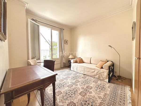 Exclusivité - Découvrez cette maison unique au cœur d’un cadre paisible et verdoyant, à deux pas de la forêt. Cette maison allie espace, lumière et fonctionnalité, offrant un havre de paix pour toute la famille.

Avec 180 m² de surface habitable répartis en 7 pièces, cette maison offre des espaces ouverts vers l’extérieur, idéal pour en profiter pleinement. 

Dès l’entrée, vous serez conquis par son ambiance accueillante et son organisation optimale. La maison se compose comme suit : 
Au Rez-de-chaussée :
•	Un salon baigné de lumière ouvrant sur un magnifique jardin, et son espace salle à manger convivial
•	Une cuisine aménagée et équipée, et pratique
À l’étage :
•	Une suite parentale avec bureau intégré, salle de douche avec toilettes et dressing
•	Trois chambres supplémentaires, une salle de bains et des toilettes séparées pour plus de confort

Des atouts majeurs de cette maison :
•	Salle de jeux pour les enfants ou un espace détente
•	Buanderie, cave et chaufferie 
•	Combles aménageables pour agrandir selon vos besoins
•	Garage pour plus de stockage
•	Arrosage automatique pour un jardin toujours verdoyant

L’emplacement est idéal au cœur de la forêt, et proche de toutes les commodités

Bus scolaire desservant le Lycée International, un vrai plus !

Performance énergétique à améliorer : grâce à l’installation d’une pompe à chaleur eau/air, le DPE passera de F à C, pour une maison plus économe et écologique

Ne manquez pas cette maison où bien-être, espace et nature se rencontrent pour offrir un cadre de vie exceptionnel !