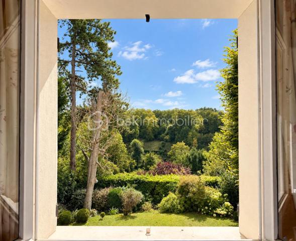 Exclusivité - Découvrez cette maison unique au cœur d’un cadre paisible et verdoyant, à deux pas de la forêt. Cette maison allie espace, lumière et fonctionnalité, offrant un havre de paix pour toute la famille.

Avec 180 m² de surface habitable répartis en 7 pièces, cette maison offre des espaces ouverts vers l’extérieur, idéal pour en profiter pleinement. 

Dès l’entrée, vous serez conquis par son ambiance accueillante et son organisation optimale. La maison se compose comme suit : 
Au Rez-de-chaussée :
•	Un salon baigné de lumière ouvrant sur un magnifique jardin, et son espace salle à manger convivial
•	Une cuisine aménagée et équipée, et pratique
À l’étage :
•	Une suite parentale avec bureau intégré, salle de douche avec toilettes et dressing
•	Trois chambres supplémentaires, une salle de bains et des toilettes séparées pour plus de confort

Des atouts majeurs de cette maison :
•	Salle de jeux pour les enfants ou un espace détente
•	Buanderie, cave et chaufferie 
•	Combles aménageables pour agrandir selon vos besoins
•	Garage pour plus de stockage
•	Arrosage automatique pour un jardin toujours verdoyant

L’emplacement est idéal au cœur de la forêt, et proche de toutes les commodités

Bus scolaire desservant le Lycée International, un vrai plus !

Performance énergétique à améliorer : grâce à l’installation d’une pompe à chaleur eau/air, le DPE passera de F à C, pour une maison plus économe et écologique

Ne manquez pas cette maison où bien-être, espace et nature se rencontrent pour offrir un cadre de vie exceptionnel !