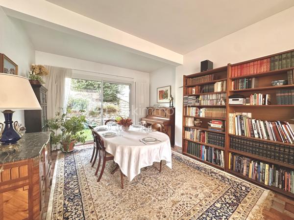 Exclusivité - Découvrez cette maison unique au cœur d’un cadre paisible et verdoyant, à deux pas de la forêt. Cette maison allie espace, lumière et fonctionnalité, offrant un havre de paix pour toute la famille.

Avec 180 m² de surface habitable répartis en 7 pièces, cette maison offre des espaces ouverts vers l’extérieur, idéal pour en profiter pleinement. 

Dès l’entrée, vous serez conquis par son ambiance accueillante et son organisation optimale. La maison se compose comme suit : 
Au Rez-de-chaussée :
•	Un salon baigné de lumière ouvrant sur un magnifique jardin, et son espace salle à manger convivial
•	Une cuisine aménagée et équipée, et pratique
À l’étage :
•	Une suite parentale avec bureau intégré, salle de douche avec toilettes et dressing
•	Trois chambres supplémentaires, une salle de bains et des toilettes séparées pour plus de confort

Des atouts majeurs de cette maison :
•	Salle de jeux pour les enfants ou un espace détente
•	Buanderie, cave et chaufferie 
•	Combles aménageables pour agrandir selon vos besoins
•	Garage pour plus de stockage
•	Arrosage automatique pour un jardin toujours verdoyant

L’emplacement est idéal au cœur de la forêt, et proche de toutes les commodités

Bus scolaire desservant le Lycée International, un vrai plus !

Performance énergétique à améliorer : grâce à l’installation d’une pompe à chaleur eau/air, le DPE passera de F à C, pour une maison plus économe et écologique

Ne manquez pas cette maison où bien-être, espace et nature se rencontrent pour offrir un cadre de vie exceptionnel !