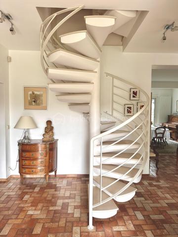 Exclusivité - Découvrez cette maison unique au cœur d’un cadre paisible et verdoyant, à deux pas de la forêt. Cette maison allie espace, lumière et fonctionnalité, offrant un havre de paix pour toute la famille.

Avec 180 m² de surface habitable répartis en 7 pièces, cette maison offre des espaces ouverts vers l’extérieur, idéal pour en profiter pleinement. 

Dès l’entrée, vous serez conquis par son ambiance accueillante et son organisation optimale. La maison se compose comme suit : 
Au Rez-de-chaussée :
•	Un salon baigné de lumière ouvrant sur un magnifique jardin, et son espace salle à manger convivial
•	Une cuisine aménagée et équipée, et pratique
À l’étage :
•	Une suite parentale avec bureau intégré, salle de douche avec toilettes et dressing
•	Trois chambres supplémentaires, une salle de bains et des toilettes séparées pour plus de confort

Des atouts majeurs de cette maison :
•	Salle de jeux pour les enfants ou un espace détente
•	Buanderie, cave et chaufferie 
•	Combles aménageables pour agrandir selon vos besoins
•	Garage pour plus de stockage
•	Arrosage automatique pour un jardin toujours verdoyant

L’emplacement est idéal au cœur de la forêt, et proche de toutes les commodités

Bus scolaire desservant le Lycée International, un vrai plus !

Performance énergétique à améliorer : grâce à l’installation d’une pompe à chaleur eau/air, le DPE passera de F à C, pour une maison plus économe et écologique

Ne manquez pas cette maison où bien-être, espace et nature se rencontrent pour offrir un cadre de vie exceptionnel !