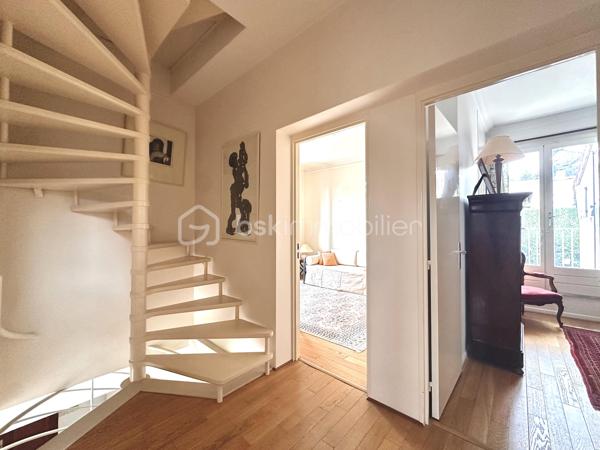 Exclusivité - Découvrez cette maison unique au cœur d’un cadre paisible et verdoyant, à deux pas de la forêt. Cette maison allie espace, lumière et fonctionnalité, offrant un havre de paix pour toute la famille.

Avec 180 m² de surface habitable répartis en 7 pièces, cette maison offre des espaces ouverts vers l’extérieur, idéal pour en profiter pleinement. 

Dès l’entrée, vous serez conquis par son ambiance accueillante et son organisation optimale. La maison se compose comme suit : 
Au Rez-de-chaussée :
•	Un salon baigné de lumière ouvrant sur un magnifique jardin, et son espace salle à manger convivial
•	Une cuisine aménagée et équipée, et pratique
À l’étage :
•	Une suite parentale avec bureau intégré, salle de douche avec toilettes et dressing
•	Trois chambres supplémentaires, une salle de bains et des toilettes séparées pour plus de confort

Des atouts majeurs de cette maison :
•	Salle de jeux pour les enfants ou un espace détente
•	Buanderie, cave et chaufferie 
•	Combles aménageables pour agrandir selon vos besoins
•	Garage pour plus de stockage
•	Arrosage automatique pour un jardin toujours verdoyant

L’emplacement est idéal au cœur de la forêt, et proche de toutes les commodités

Bus scolaire desservant le Lycée International, un vrai plus !

Performance énergétique à améliorer : grâce à l’installation d’une pompe à chaleur eau/air, le DPE passera de F à C, pour une maison plus économe et écologique

Ne manquez pas cette maison où bien-être, espace et nature se rencontrent pour offrir un cadre de vie exceptionnel !