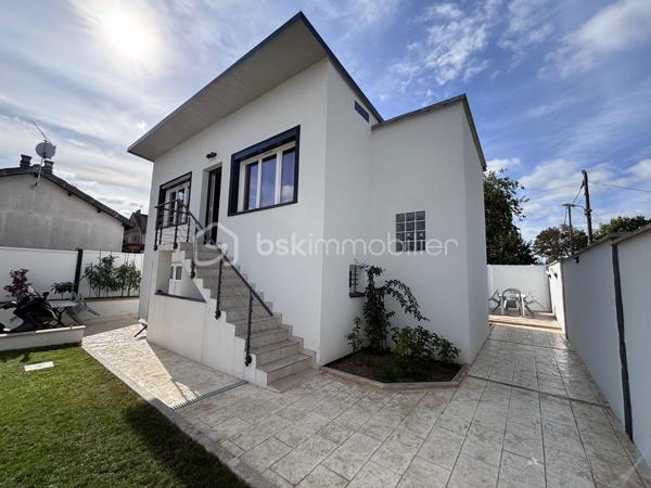 Maison entièrement rénovée, dans un quartier pavillonnaire calme et recherché, proche de toute commodité (écoles et collège, commerces à 5 minutes à pied), comprenant:
Au rez-de-chaussée: 2 chambres, une salle de bains, WC séparés, buanderie.
A l'étage: grand séjour lumineux avec cuisine équipée ouverte, une chambre avec salle de douche, WC séparés.
Un semi garage complète le bien.
Jardin très agréable totalement clos, comprenant un barbecue et un abri de jardin en dur.
Maison totalement rénovée en 2023: isolation extérieure, pompe à chaleur, climatiseur réversible dans chaque pièce, adoucisseur d'eau.
Tout est prêt pour y emménager !