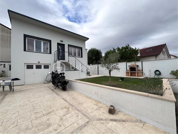 Maison entièrement rénovée, dans un quartier pavillonnaire calme et recherché, proche de toute commodité (écoles et collège, commerces à 5 minutes à pied), comprenant:
Au rez-de-chaussée: 2 chambres, une salle de bains, WC séparés, buanderie.
A l'étage: grand séjour lumineux avec cuisine équipée ouverte, une chambre avec salle de douche, WC séparés.
Un semi garage complète le bien.
Jardin très agréable totalement clos, comprenant un barbecue et un abri de jardin en dur.
Maison totalement rénovée en 2023: isolation extérieure, pompe à chaleur, climatiseur réversible dans chaque pièce, adoucisseur d'eau.
Tout est prêt pour y emménager !