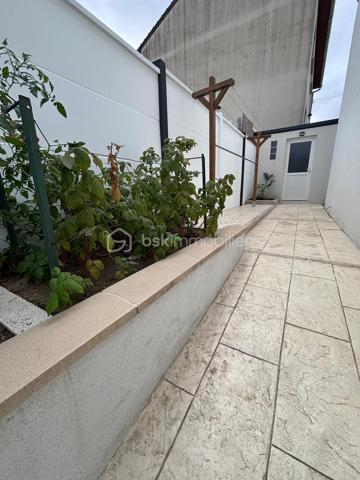 Maison entièrement rénovée, dans un quartier pavillonnaire calme et recherché, proche de toute commodité (écoles et collège, commerces à 5 minutes à pied), comprenant:
Au rez-de-chaussée: 2 chambres, une salle de bains, WC séparés, buanderie.
A l'étage: grand séjour lumineux avec cuisine équipée ouverte, une chambre avec salle de douche, WC séparés.
Un semi garage complète le bien.
Jardin très agréable totalement clos, comprenant un barbecue et un abri de jardin en dur.
Maison totalement rénovée en 2023: isolation extérieure, pompe à chaleur, climatiseur réversible dans chaque pièce, adoucisseur d'eau.
Tout est prêt pour y emménager !