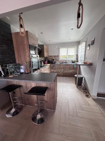 Maison entièrement rénovée, dans un quartier pavillonnaire calme et recherché, proche de toute commodité (écoles et collège, commerces à 5 minutes à pied), comprenant:
Au rez-de-chaussée: 2 chambres, une salle de bains, WC séparés, buanderie.
A l'étage: grand séjour lumineux avec cuisine équipée ouverte, une chambre avec salle de douche, WC séparés.
Un semi garage complète le bien.
Jardin très agréable totalement clos, comprenant un barbecue et un abri de jardin en dur.
Maison totalement rénovée en 2023: isolation extérieure, pompe à chaleur, climatiseur réversible dans chaque pièce, adoucisseur d'eau.
Tout est prêt pour y emménager !