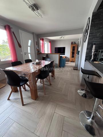 Maison entièrement rénovée, dans un quartier pavillonnaire calme et recherché, proche de toute commodité (écoles et collège, commerces à 5 minutes à pied), comprenant:
Au rez-de-chaussée: 2 chambres, une salle de bains, WC séparés, buanderie.
A l'étage: grand séjour lumineux avec cuisine équipée ouverte, une chambre avec salle de douche, WC séparés.
Un semi garage complète le bien.
Jardin très agréable totalement clos, comprenant un barbecue et un abri de jardin en dur.
Maison totalement rénovée en 2023: isolation extérieure, pompe à chaleur, climatiseur réversible dans chaque pièce, adoucisseur d'eau.
Tout est prêt pour y emménager !