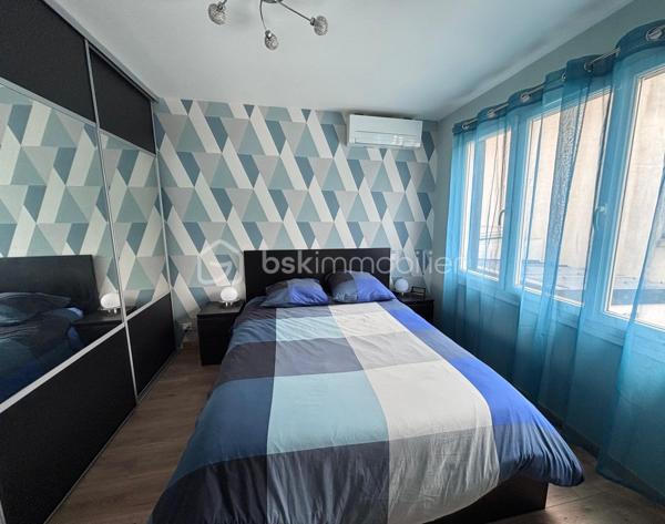 Maison entièrement rénovée, dans un quartier pavillonnaire calme et recherché, proche de toute commodité (écoles et collège, commerces à 5 minutes à pied), comprenant:
Au rez-de-chaussée: 2 chambres, une salle de bains, WC séparés, buanderie.
A l'étage: grand séjour lumineux avec cuisine équipée ouverte, une chambre avec salle de douche, WC séparés.
Un semi garage complète le bien.
Jardin très agréable totalement clos, comprenant un barbecue et un abri de jardin en dur.
Maison totalement rénovée en 2023: isolation extérieure, pompe à chaleur, climatiseur réversible dans chaque pièce, adoucisseur d'eau.
Tout est prêt pour y emménager !
