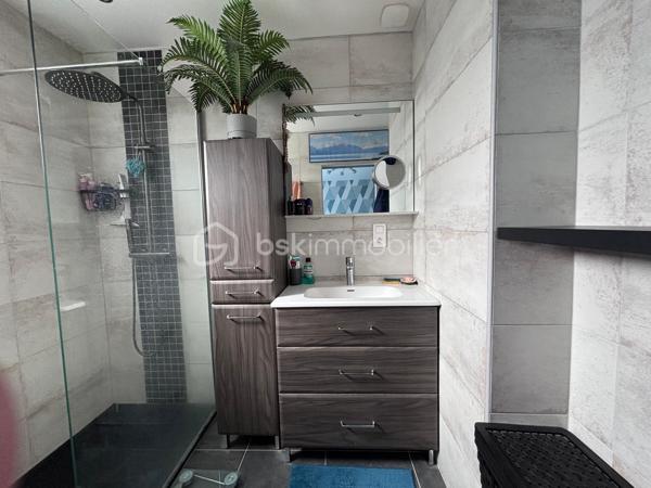 Maison entièrement rénovée, dans un quartier pavillonnaire calme et recherché, proche de toute commodité (écoles et collège, commerces à 5 minutes à pied), comprenant:
Au rez-de-chaussée: 2 chambres, une salle de bains, WC séparés, buanderie.
A l'étage: grand séjour lumineux avec cuisine équipée ouverte, une chambre avec salle de douche, WC séparés.
Un semi garage complète le bien.
Jardin très agréable totalement clos, comprenant un barbecue et un abri de jardin en dur.
Maison totalement rénovée en 2023: isolation extérieure, pompe à chaleur, climatiseur réversible dans chaque pièce, adoucisseur d'eau.
Tout est prêt pour y emménager !