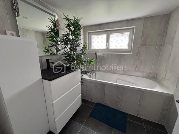 Maison entièrement rénovée, dans un quartier pavillonnaire calme et recherché, proche de toute commodité (écoles et collège, commerces à 5 minutes à pied), comprenant:
Au rez-de-chaussée: 2 chambres, une salle de bains, WC séparés, buanderie.
A l'étage: grand séjour lumineux avec cuisine équipée ouverte, une chambre avec salle de douche, WC séparés.
Un semi garage complète le bien.
Jardin très agréable totalement clos, comprenant un barbecue et un abri de jardin en dur.
Maison totalement rénovée en 2023: isolation extérieure, pompe à chaleur, climatiseur réversible dans chaque pièce, adoucisseur d'eau.
Tout est prêt pour y emménager !