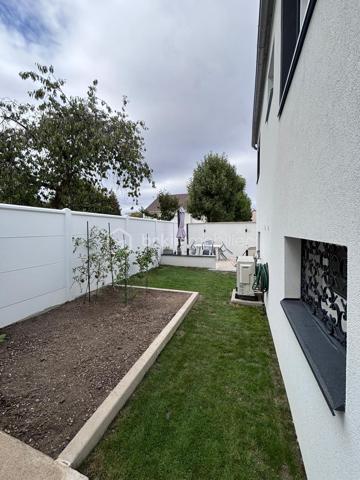 Maison entièrement rénovée, dans un quartier pavillonnaire calme et recherché, proche de toute commodité (écoles et collège, commerces à 5 minutes à pied), comprenant:
Au rez-de-chaussée: 2 chambres, une salle de bains, WC séparés, buanderie.
A l'étage: grand séjour lumineux avec cuisine équipée ouverte, une chambre avec salle de douche, WC séparés.
Un semi garage complète le bien.
Jardin très agréable totalement clos, comprenant un barbecue et un abri de jardin en dur.
Maison totalement rénovée en 2023: isolation extérieure, pompe à chaleur, climatiseur réversible dans chaque pièce, adoucisseur d'eau.
Tout est prêt pour y emménager !