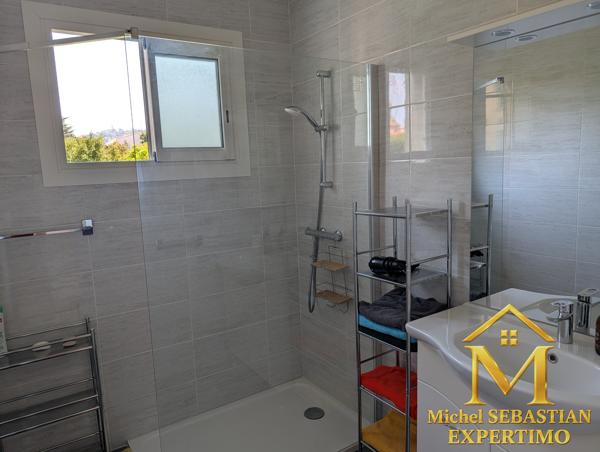 EXCLUSIVITE ! Appartement 3P rénové avec parking et cave - Centre Ville