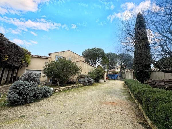 Maison Roquemaure Avecpiscine et appartements de168 m2