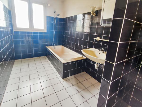 Maison sur demi sous-sol