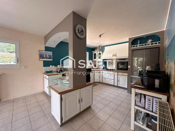 Maison avec piscine au calme, 4 chambres double garage