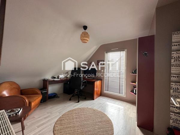 Maison avec piscine au calme, 4 chambres double garage