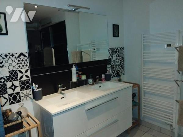 Maison de bourg entièrement rénovée avec jardin

Cette belle maison de maitre , idéalement si...