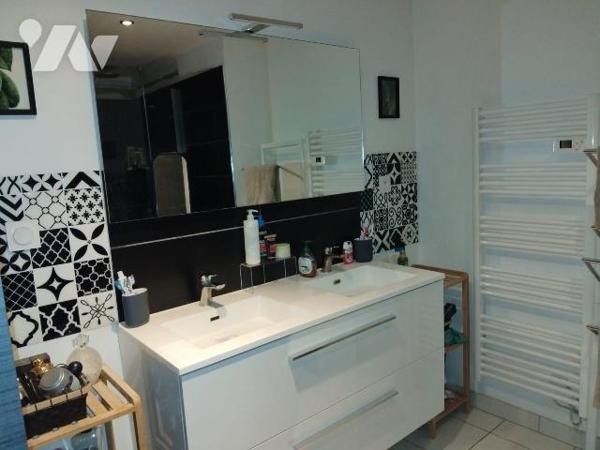 Maison de bourg entièrement rénovée avec jardin

Cette belle maison de maitre , idéalement si...