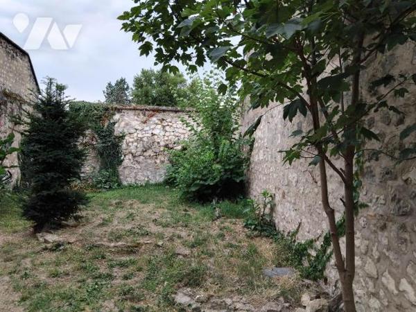 Maison de bourg entièrement rénovée avec jardin

Cette belle maison de maitre , idéalement si...