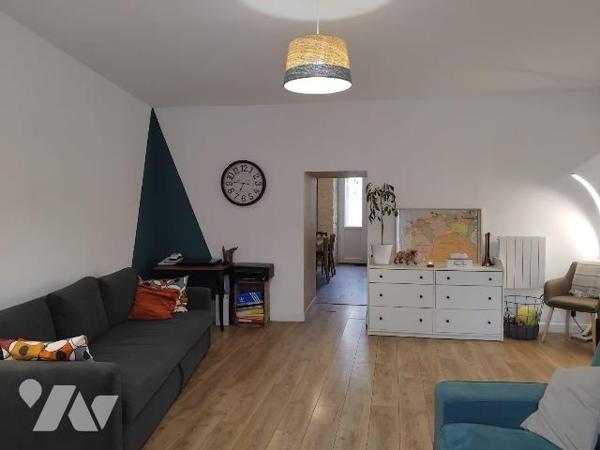 Maison de bourg entièrement rénovée avec jardin

Cette belle maison de maitre , idéalement si...