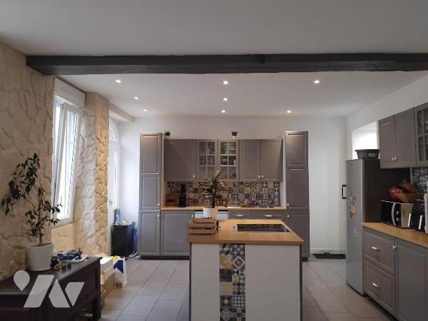 Maison de bourg entièrement rénovée avec jardin

Cette belle maison de maitre , idéalement si...