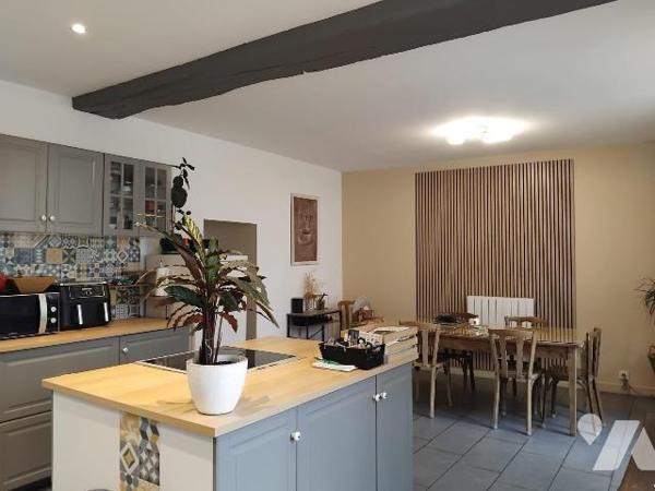 Maison de bourg entièrement rénovée avec jardin

Cette belle maison de maitre , idéalement si...