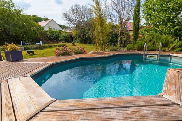A vendre Corps de ferme de caractère avec piscine, dépendances et équipements récents – Corcelles-les-Monts