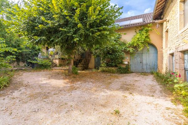 A vendre Corps de ferme de caractère avec piscine, dépendances et équipements récents – Corcelles-les-Monts