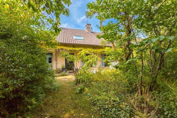 A vendre Corps de ferme de caractère avec piscine, dépendances et équipements récents – Corcelles-les-Monts
