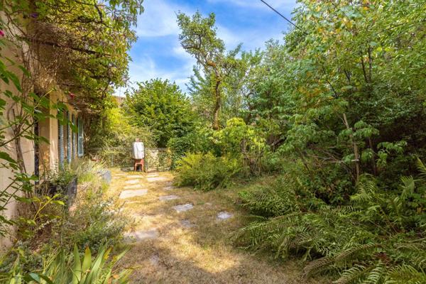 A vendre Corps de ferme de caractère avec piscine, dépendances et équipements récents – Corcelles-les-Monts