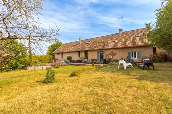 A vendre Corps de ferme de caractère avec piscine, dépendances et équipements récents – Corcelles-les-Monts