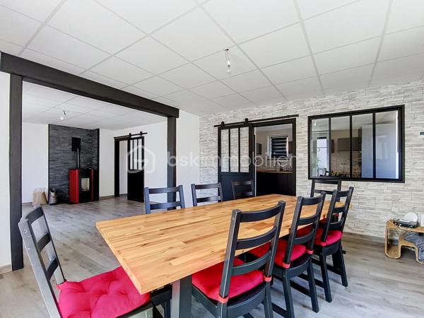 **À découvrir à Pagny-la-Ville, dans un environnement pratique et proche des commodités, cette belle maison de 130 m² a bénéficié d’une rénovation complète.

Dès l’entrée, vous découvrirez une maison chaleureuse et fonctionnelle.

Le rez-de-chaussée se compose d’une entrée, d’un grand salon-séjour convivial avec poêle à granulés, idéal pour profiter de belles soirées en famille, ainsi que d’une cuisine équipée comprenant four, plaques gaz, hotte et micro-ondes.

Vous trouverez également une salle d’eau rénovée avec douche, meuble vasque simple, ventilation et sèche-serviettes, ainsi qu’un WC indépendant.

À l’étage, une grande mezzanine dessert trois belles chambres. L’une d’entre elles offre un superbe potentiel avec ses 26 m² et ses évacuations déjà prévues. Elle pourra ainsi être aménagée selon vos envies et devenir, par exemple, une véritable suite parentale avec espace dressing et salle d’eau (Plan déjà fait).

La maison bénéficie de nombreux équipements récents : fenêtres PVC double vitrage et volets électriques pilotables à distance, tableau électrique entièrement refait, assainissement récent et conforme.

Côté dépendances, les possibilités sont également nombreuses avec un grand garage de 36 m², un second garage de 21 m², une cave ainsi que deux petites dépendances.

Le tout est implanté sur une parcelle de 279 m².
 Un bien prêt à vivre… et encore évolutif !

Cette maison constitue une belle opportunité pour une famille, un couple ou un projet d’investissement. **Rénovée, confortable et équipée de prestations modernes, elle offre également encore du potentiel pour repenser certains espaces et créer un intérieur parfaitement adapté à vos besoins.

Situation idéale : Pagny-la-Ville, à proximité des commodités et de l’autoroute, avec un accès rapide par Pagny-Château.