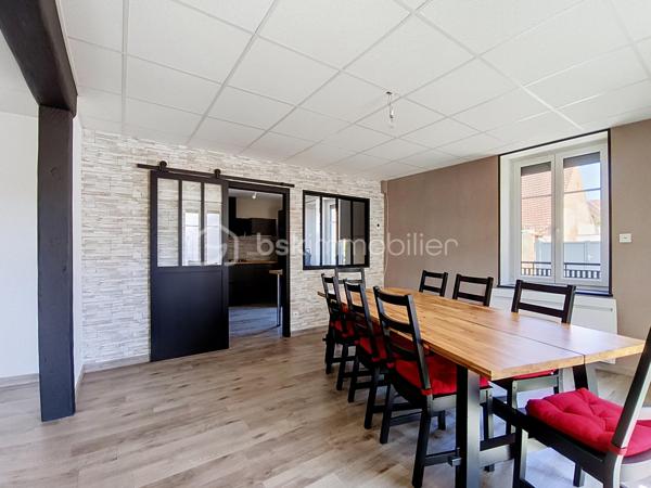 **À découvrir à Pagny-la-Ville, dans un environnement pratique et proche des commodités, cette belle maison de 130 m² a bénéficié d’une rénovation complète.

Dès l’entrée, vous découvrirez une maison chaleureuse et fonctionnelle.

Le rez-de-chaussée se compose d’une entrée, d’un grand salon-séjour convivial avec poêle à granulés, idéal pour profiter de belles soirées en famille, ainsi que d’une cuisine équipée comprenant four, plaques gaz, hotte et micro-ondes.

Vous trouverez également une salle d’eau rénovée avec douche, meuble vasque simple, ventilation et sèche-serviettes, ainsi qu’un WC indépendant.

À l’étage, une grande mezzanine dessert trois belles chambres. L’une d’entre elles offre un superbe potentiel avec ses 26 m² et ses évacuations déjà prévues. Elle pourra ainsi être aménagée selon vos envies et devenir, par exemple, une véritable suite parentale avec espace dressing et salle d’eau (Plan déjà fait).

La maison bénéficie de nombreux équipements récents : fenêtres PVC double vitrage et volets électriques pilotables à distance, tableau électrique entièrement refait, assainissement récent et conforme.

Côté dépendances, les possibilités sont également nombreuses avec un grand garage de 36 m², un second garage de 21 m², une cave ainsi que deux petites dépendances.

Le tout est implanté sur une parcelle de 279 m².
 Un bien prêt à vivre… et encore évolutif !

Cette maison constitue une belle opportunité pour une famille, un couple ou un projet d’investissement. **Rénovée, confortable et équipée de prestations modernes, elle offre également encore du potentiel pour repenser certains espaces et créer un intérieur parfaitement adapté à vos besoins.

Situation idéale : Pagny-la-Ville, à proximité des commodités et de l’autoroute, avec un accès rapide par Pagny-Château.