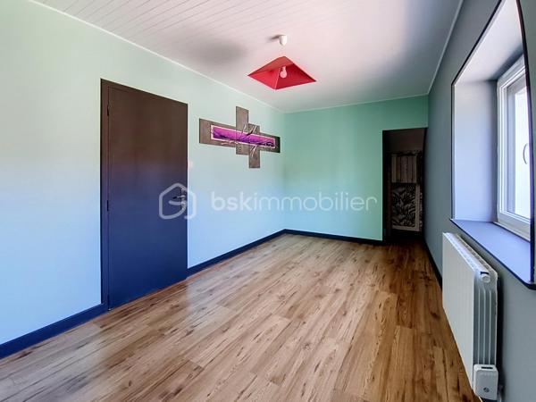 **À découvrir à Pagny-la-Ville, dans un environnement pratique et proche des commodités, cette belle maison de 130 m² a bénéficié d’une rénovation complète.

Dès l’entrée, vous découvrirez une maison chaleureuse et fonctionnelle.

Le rez-de-chaussée se compose d’une entrée, d’un grand salon-séjour convivial avec poêle à granulés, idéal pour profiter de belles soirées en famille, ainsi que d’une cuisine équipée comprenant four, plaques gaz, hotte et micro-ondes.

Vous trouverez également une salle d’eau rénovée avec douche, meuble vasque simple, ventilation et sèche-serviettes, ainsi qu’un WC indépendant.

À l’étage, une grande mezzanine dessert trois belles chambres. L’une d’entre elles offre un superbe potentiel avec ses 26 m² et ses évacuations déjà prévues. Elle pourra ainsi être aménagée selon vos envies et devenir, par exemple, une véritable suite parentale avec espace dressing et salle d’eau (Plan déjà fait).

La maison bénéficie de nombreux équipements récents : fenêtres PVC double vitrage et volets électriques pilotables à distance, tableau électrique entièrement refait, assainissement récent et conforme.

Côté dépendances, les possibilités sont également nombreuses avec un grand garage de 36 m², un second garage de 21 m², une cave ainsi que deux petites dépendances.

Le tout est implanté sur une parcelle de 279 m².
 Un bien prêt à vivre… et encore évolutif !

Cette maison constitue une belle opportunité pour une famille, un couple ou un projet d’investissement. **Rénovée, confortable et équipée de prestations modernes, elle offre également encore du potentiel pour repenser certains espaces et créer un intérieur parfaitement adapté à vos besoins.

Situation idéale : Pagny-la-Ville, à proximité des commodités et de l’autoroute, avec un accès rapide par Pagny-Château.