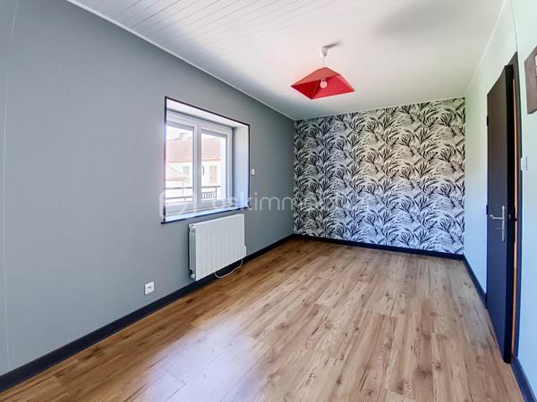 **À découvrir à Pagny-la-Ville, dans un environnement pratique et proche des commodités, cette belle maison de 130 m² a bénéficié d’une rénovation complète.

Dès l’entrée, vous découvrirez une maison chaleureuse et fonctionnelle.

Le rez-de-chaussée se compose d’une entrée, d’un grand salon-séjour convivial avec poêle à granulés, idéal pour profiter de belles soirées en famille, ainsi que d’une cuisine équipée comprenant four, plaques gaz, hotte et micro-ondes.

Vous trouverez également une salle d’eau rénovée avec douche, meuble vasque simple, ventilation et sèche-serviettes, ainsi qu’un WC indépendant.

À l’étage, une grande mezzanine dessert trois belles chambres. L’une d’entre elles offre un superbe potentiel avec ses 26 m² et ses évacuations déjà prévues. Elle pourra ainsi être aménagée selon vos envies et devenir, par exemple, une véritable suite parentale avec espace dressing et salle d’eau (Plan déjà fait).

La maison bénéficie de nombreux équipements récents : fenêtres PVC double vitrage et volets électriques pilotables à distance, tableau électrique entièrement refait, assainissement récent et conforme.

Côté dépendances, les possibilités sont également nombreuses avec un grand garage de 36 m², un second garage de 21 m², une cave ainsi que deux petites dépendances.

Le tout est implanté sur une parcelle de 279 m².
 Un bien prêt à vivre… et encore évolutif !

Cette maison constitue une belle opportunité pour une famille, un couple ou un projet d’investissement. **Rénovée, confortable et équipée de prestations modernes, elle offre également encore du potentiel pour repenser certains espaces et créer un intérieur parfaitement adapté à vos besoins.

Situation idéale : Pagny-la-Ville, à proximité des commodités et de l’autoroute, avec un accès rapide par Pagny-Château.
