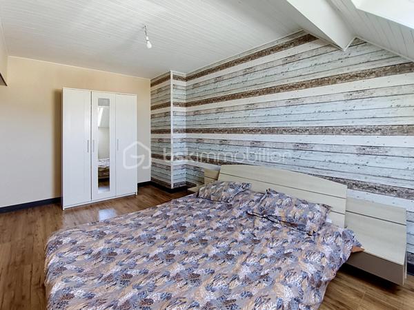 **À découvrir à Pagny-la-Ville, dans un environnement pratique et proche des commodités, cette belle maison de 130 m² a bénéficié d’une rénovation complète.

Dès l’entrée, vous découvrirez une maison chaleureuse et fonctionnelle.

Le rez-de-chaussée se compose d’une entrée, d’un grand salon-séjour convivial avec poêle à granulés, idéal pour profiter de belles soirées en famille, ainsi que d’une cuisine équipée comprenant four, plaques gaz, hotte et micro-ondes.

Vous trouverez également une salle d’eau rénovée avec douche, meuble vasque simple, ventilation et sèche-serviettes, ainsi qu’un WC indépendant.

À l’étage, une grande mezzanine dessert trois belles chambres. L’une d’entre elles offre un superbe potentiel avec ses 26 m² et ses évacuations déjà prévues. Elle pourra ainsi être aménagée selon vos envies et devenir, par exemple, une véritable suite parentale avec espace dressing et salle d’eau (Plan déjà fait).

La maison bénéficie de nombreux équipements récents : fenêtres PVC double vitrage et volets électriques pilotables à distance, tableau électrique entièrement refait, assainissement récent et conforme.

Côté dépendances, les possibilités sont également nombreuses avec un grand garage de 36 m², un second garage de 21 m², une cave ainsi que deux petites dépendances.

Le tout est implanté sur une parcelle de 279 m².
 Un bien prêt à vivre… et encore évolutif !

Cette maison constitue une belle opportunité pour une famille, un couple ou un projet d’investissement. **Rénovée, confortable et équipée de prestations modernes, elle offre également encore du potentiel pour repenser certains espaces et créer un intérieur parfaitement adapté à vos besoins.

Situation idéale : Pagny-la-Ville, à proximité des commodités et de l’autoroute, avec un accès rapide par Pagny-Château.