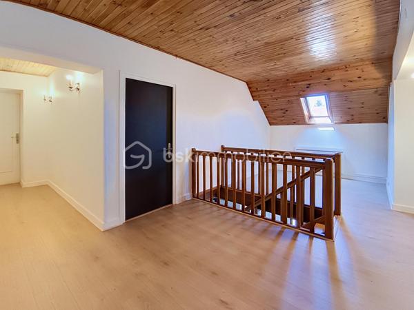 **À découvrir à Pagny-la-Ville, dans un environnement pratique et proche des commodités, cette belle maison de 130 m² a bénéficié d’une rénovation complète.

Dès l’entrée, vous découvrirez une maison chaleureuse et fonctionnelle.

Le rez-de-chaussée se compose d’une entrée, d’un grand salon-séjour convivial avec poêle à granulés, idéal pour profiter de belles soirées en famille, ainsi que d’une cuisine équipée comprenant four, plaques gaz, hotte et micro-ondes.

Vous trouverez également une salle d’eau rénovée avec douche, meuble vasque simple, ventilation et sèche-serviettes, ainsi qu’un WC indépendant.

À l’étage, une grande mezzanine dessert trois belles chambres. L’une d’entre elles offre un superbe potentiel avec ses 26 m² et ses évacuations déjà prévues. Elle pourra ainsi être aménagée selon vos envies et devenir, par exemple, une véritable suite parentale avec espace dressing et salle d’eau (Plan déjà fait).

La maison bénéficie de nombreux équipements récents : fenêtres PVC double vitrage et volets électriques pilotables à distance, tableau électrique entièrement refait, assainissement récent et conforme.

Côté dépendances, les possibilités sont également nombreuses avec un grand garage de 36 m², un second garage de 21 m², une cave ainsi que deux petites dépendances.

Le tout est implanté sur une parcelle de 279 m².
 Un bien prêt à vivre… et encore évolutif !

Cette maison constitue une belle opportunité pour une famille, un couple ou un projet d’investissement. **Rénovée, confortable et équipée de prestations modernes, elle offre également encore du potentiel pour repenser certains espaces et créer un intérieur parfaitement adapté à vos besoins.

Situation idéale : Pagny-la-Ville, à proximité des commodités et de l’autoroute, avec un accès rapide par Pagny-Château.