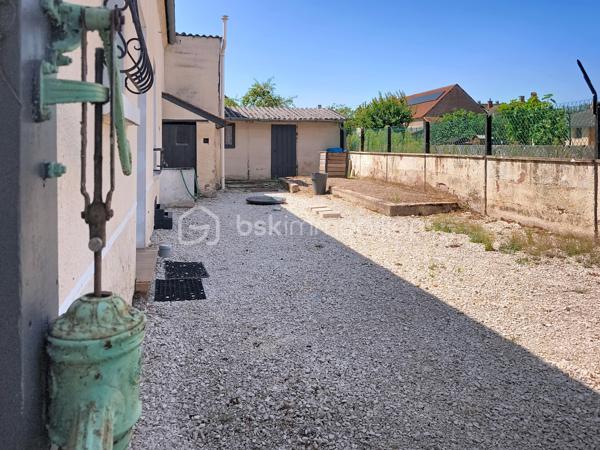 **À découvrir à Pagny-la-Ville, dans un environnement pratique et proche des commodités, cette belle maison de 130 m² a bénéficié d’une rénovation complète.

Dès l’entrée, vous découvrirez une maison chaleureuse et fonctionnelle.

Le rez-de-chaussée se compose d’une entrée, d’un grand salon-séjour convivial avec poêle à granulés, idéal pour profiter de belles soirées en famille, ainsi que d’une cuisine équipée comprenant four, plaques gaz, hotte et micro-ondes.

Vous trouverez également une salle d’eau rénovée avec douche, meuble vasque simple, ventilation et sèche-serviettes, ainsi qu’un WC indépendant.

À l’étage, une grande mezzanine dessert trois belles chambres. L’une d’entre elles offre un superbe potentiel avec ses 26 m² et ses évacuations déjà prévues. Elle pourra ainsi être aménagée selon vos envies et devenir, par exemple, une véritable suite parentale avec espace dressing et salle d’eau (Plan déjà fait).

La maison bénéficie de nombreux équipements récents : fenêtres PVC double vitrage et volets électriques pilotables à distance, tableau électrique entièrement refait, assainissement récent et conforme.

Côté dépendances, les possibilités sont également nombreuses avec un grand garage de 36 m², un second garage de 21 m², une cave ainsi que deux petites dépendances.

Le tout est implanté sur une parcelle de 279 m².
 Un bien prêt à vivre… et encore évolutif !

Cette maison constitue une belle opportunité pour une famille, un couple ou un projet d’investissement. **Rénovée, confortable et équipée de prestations modernes, elle offre également encore du potentiel pour repenser certains espaces et créer un intérieur parfaitement adapté à vos besoins.

Situation idéale : Pagny-la-Ville, à proximité des commodités et de l’autoroute, avec un accès rapide par Pagny-Château.