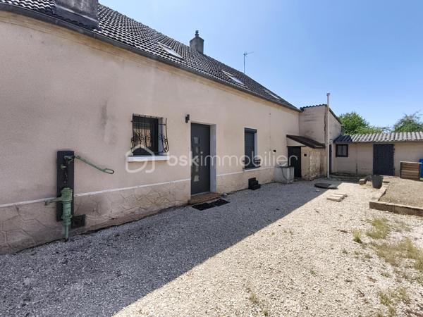 **À découvrir à Pagny-la-Ville, dans un environnement pratique et proche des commodités, cette belle maison de 130 m² a bénéficié d’une rénovation complète.

Dès l’entrée, vous découvrirez une maison chaleureuse et fonctionnelle.

Le rez-de-chaussée se compose d’une entrée, d’un grand salon-séjour convivial avec poêle à granulés, idéal pour profiter de belles soirées en famille, ainsi que d’une cuisine équipée comprenant four, plaques gaz, hotte et micro-ondes.

Vous trouverez également une salle d’eau rénovée avec douche, meuble vasque simple, ventilation et sèche-serviettes, ainsi qu’un WC indépendant.

À l’étage, une grande mezzanine dessert trois belles chambres. L’une d’entre elles offre un superbe potentiel avec ses 26 m² et ses évacuations déjà prévues. Elle pourra ainsi être aménagée selon vos envies et devenir, par exemple, une véritable suite parentale avec espace dressing et salle d’eau (Plan déjà fait).

La maison bénéficie de nombreux équipements récents : fenêtres PVC double vitrage et volets électriques pilotables à distance, tableau électrique entièrement refait, assainissement récent et conforme.

Côté dépendances, les possibilités sont également nombreuses avec un grand garage de 36 m², un second garage de 21 m², une cave ainsi que deux petites dépendances.

Le tout est implanté sur une parcelle de 279 m².
 Un bien prêt à vivre… et encore évolutif !

Cette maison constitue une belle opportunité pour une famille, un couple ou un projet d’investissement. **Rénovée, confortable et équipée de prestations modernes, elle offre également encore du potentiel pour repenser certains espaces et créer un intérieur parfaitement adapté à vos besoins.

Situation idéale : Pagny-la-Ville, à proximité des commodités et de l’autoroute, avec un accès rapide par Pagny-Château.